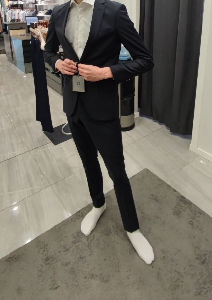 Продавам  костюм CARDUCCI