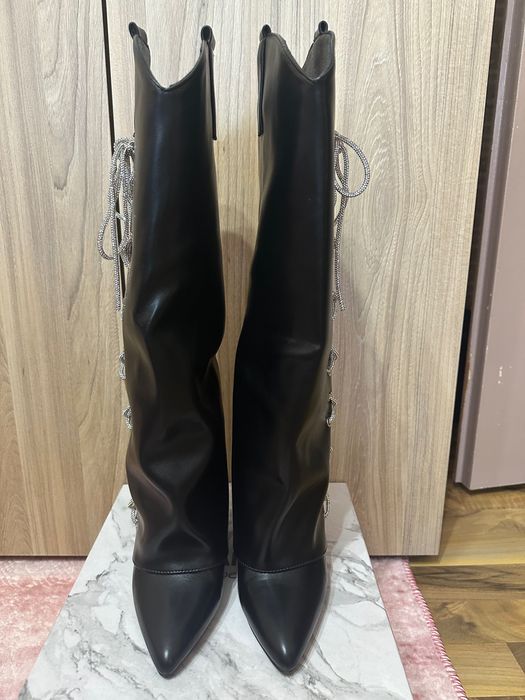 Елегантни дамски ботуши