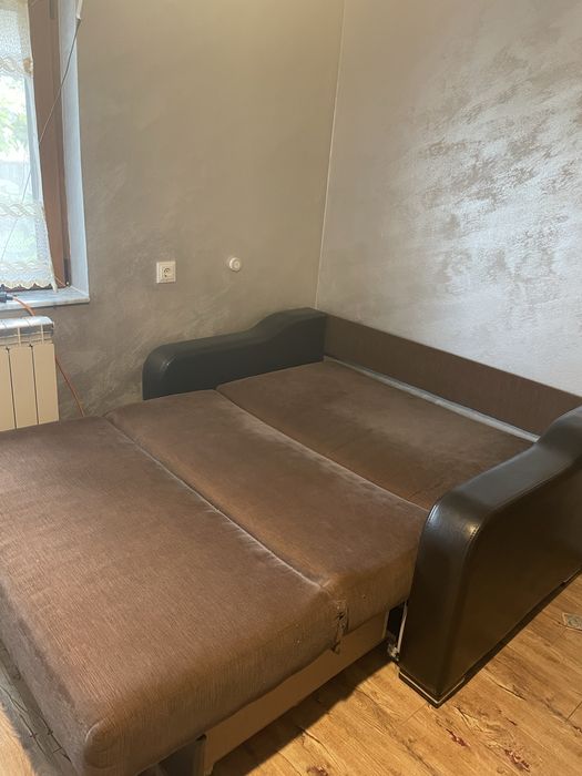 Canapea extensibila / margini piele / perni incluse