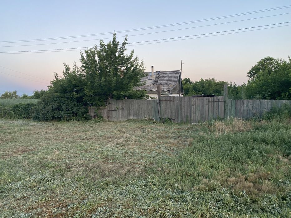 Продам дом в селе Шакат . 20км от города . Отдельно стоящий