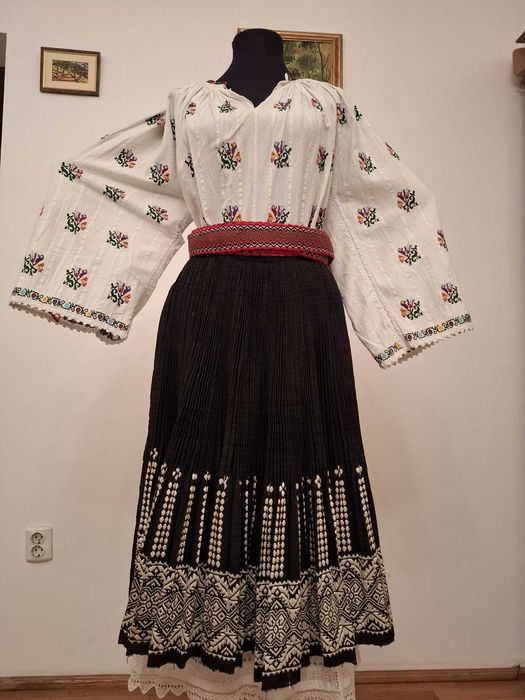 Costum popular autentic Oltenesc – fustă neagră cu alesături albe