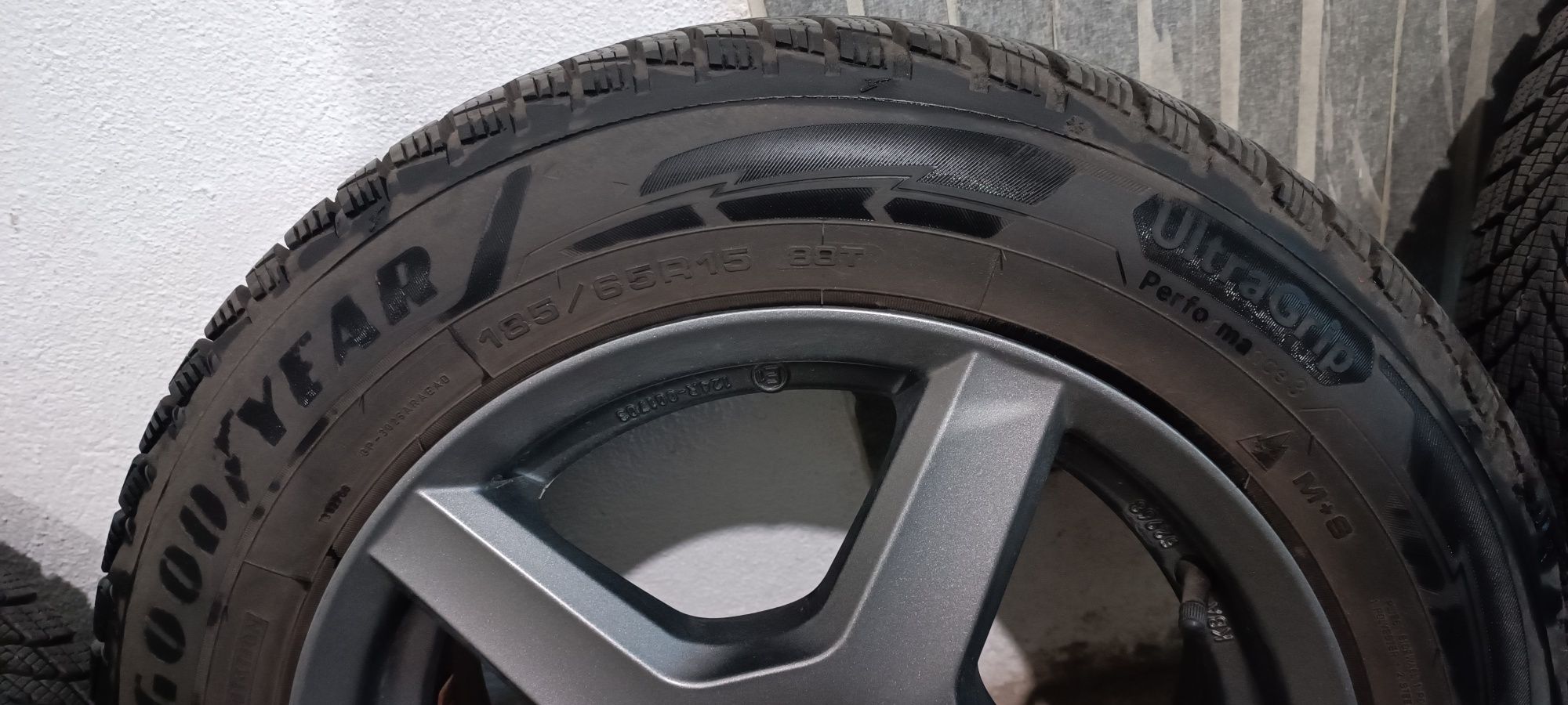 Джанти и гуми Dezent TY Graphite 15" GY Ultra Grip P3 185/65 R15
