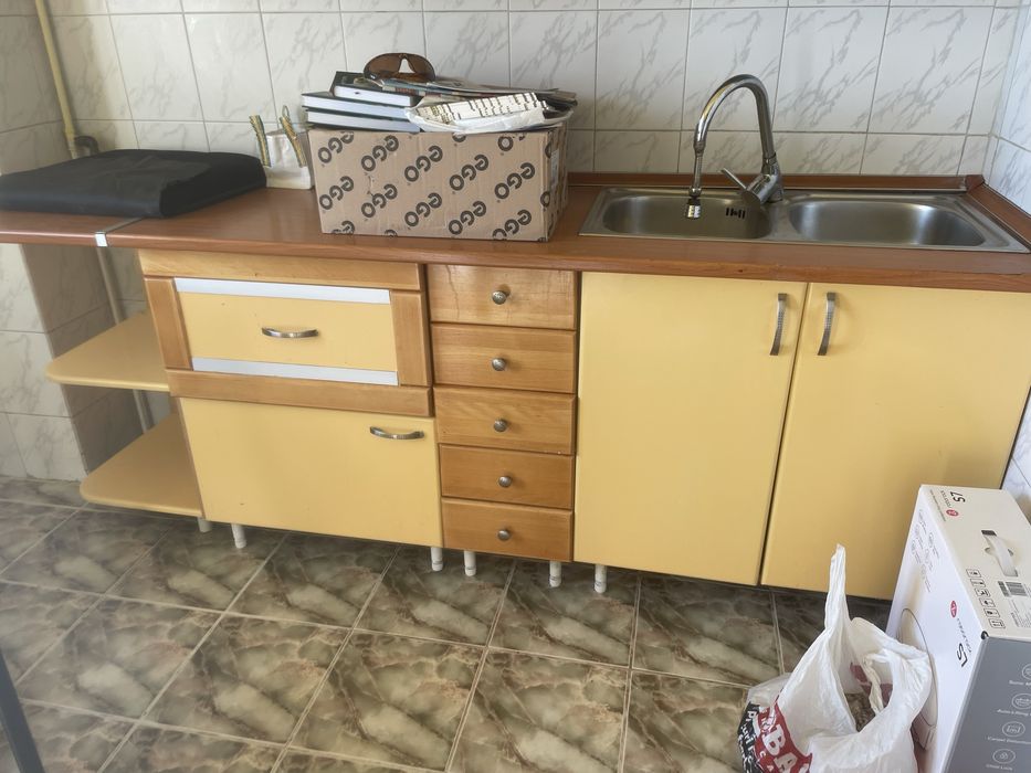 Vand dulap canapea si mobila bucatarie