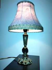 Изключително красива, старинна лампа с абажур.