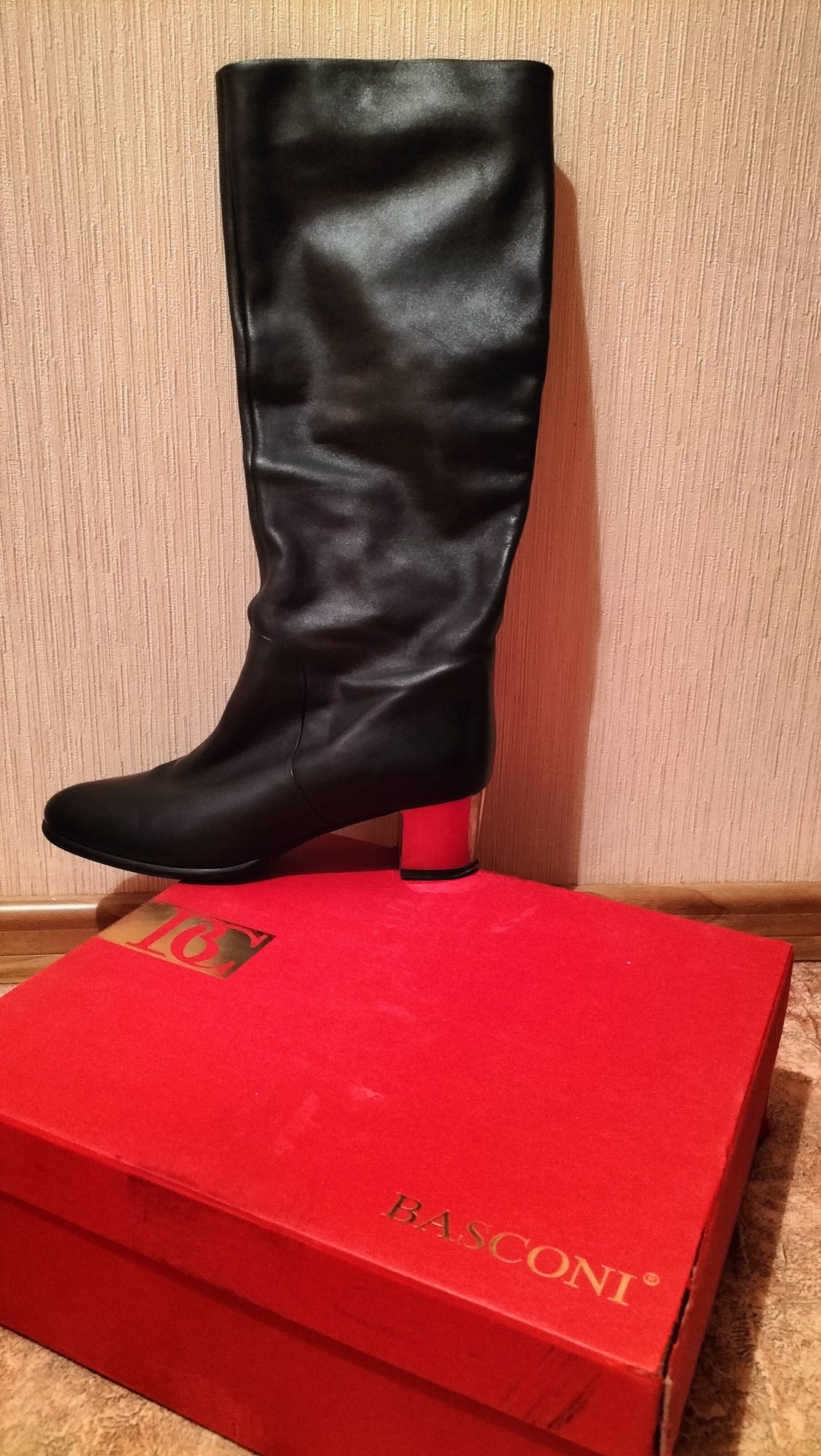 Продам сапоги демисезонные кожаные фирма Фабиан 38 р. На узкую ногу.