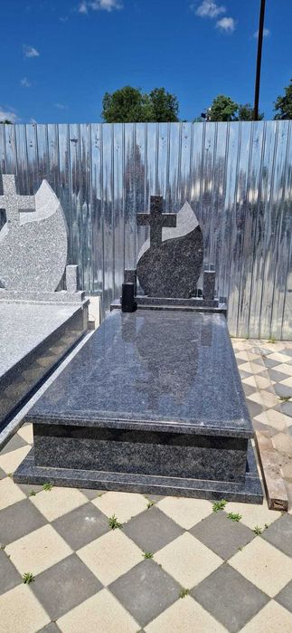 Monumente funerare