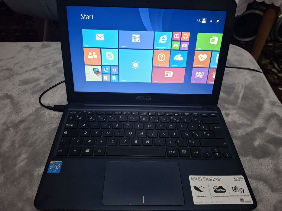 Vând Asus EeeBook X205TA