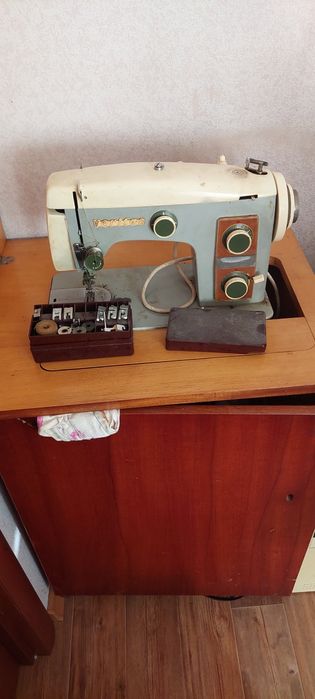 Машинка швейная, ножная