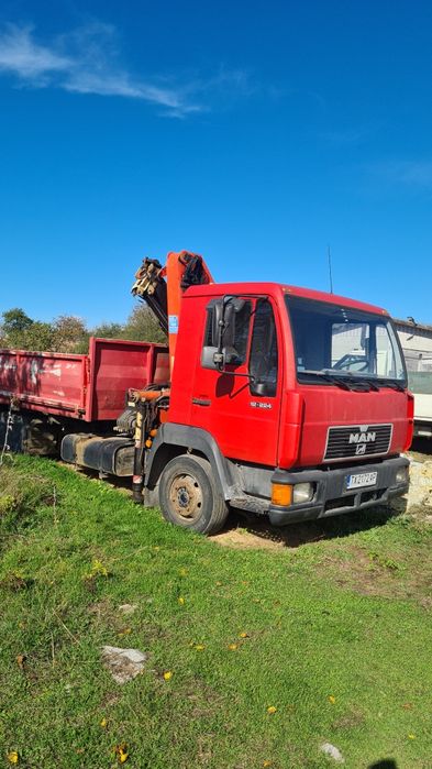 Ман самосвал със кран