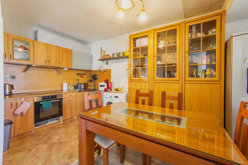 Продава просторен 4- стаен апартамент в ж. кв. Редута