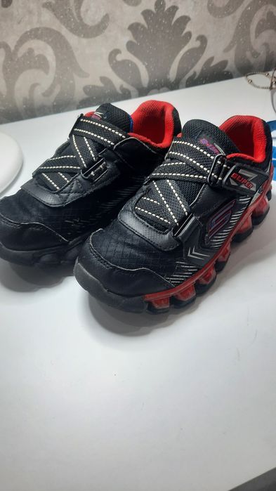 Продам кроссовки детскиесо светящейся подошвой 31 р