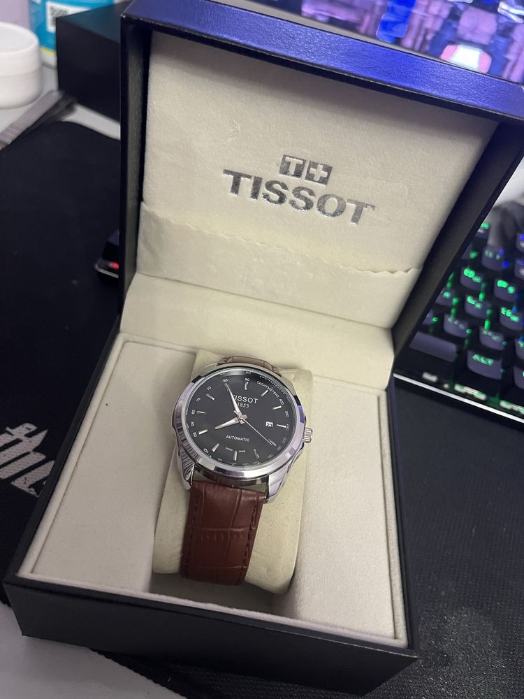 Часы tissot в хорошем состоянии кварц. 2 ремешка кожа и металл