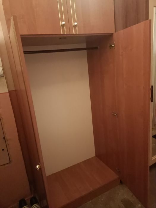 Vând 2dulapuri și o vitrina