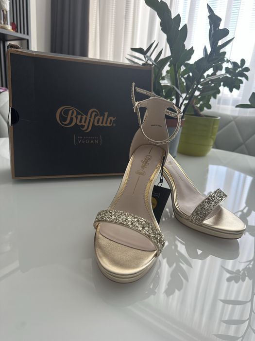 Дамски сандали на ток Buffalo