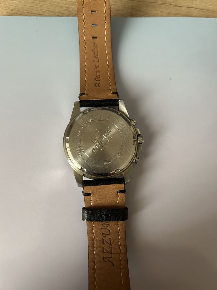 Часовник Casio Edifice EFR-526 с корпус от неръждаема стомана