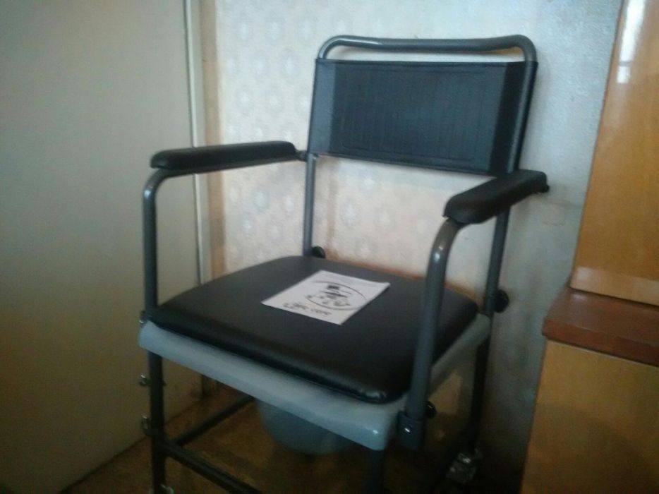 Нов ,немски, комбиниран стол за баня и тоалетна