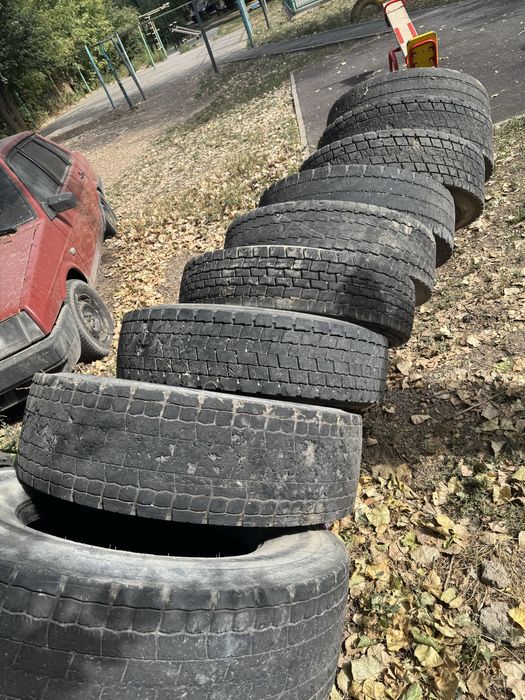 Продам резину на грузовую машину б/у295/80/22.5