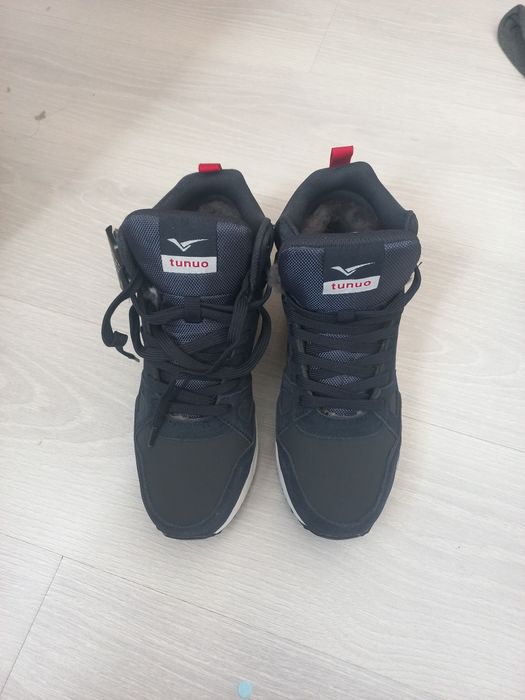 Подам зимнию обувь.