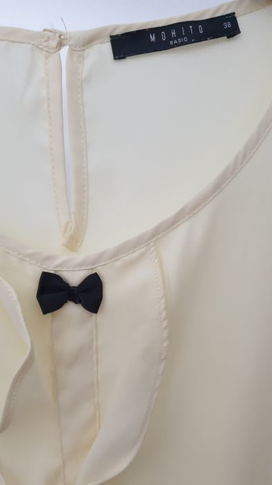 Bluză elegantă crem cu volane și fundiță neagră – Mohito, mărimea M