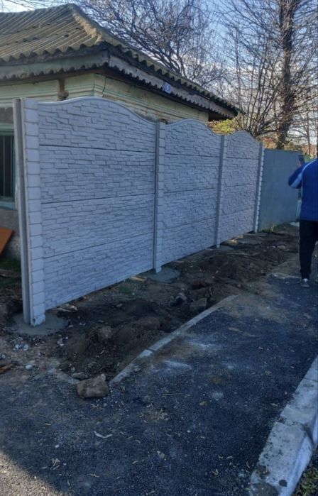 Cruci, cavouri, garduri din beton, monumente funerare