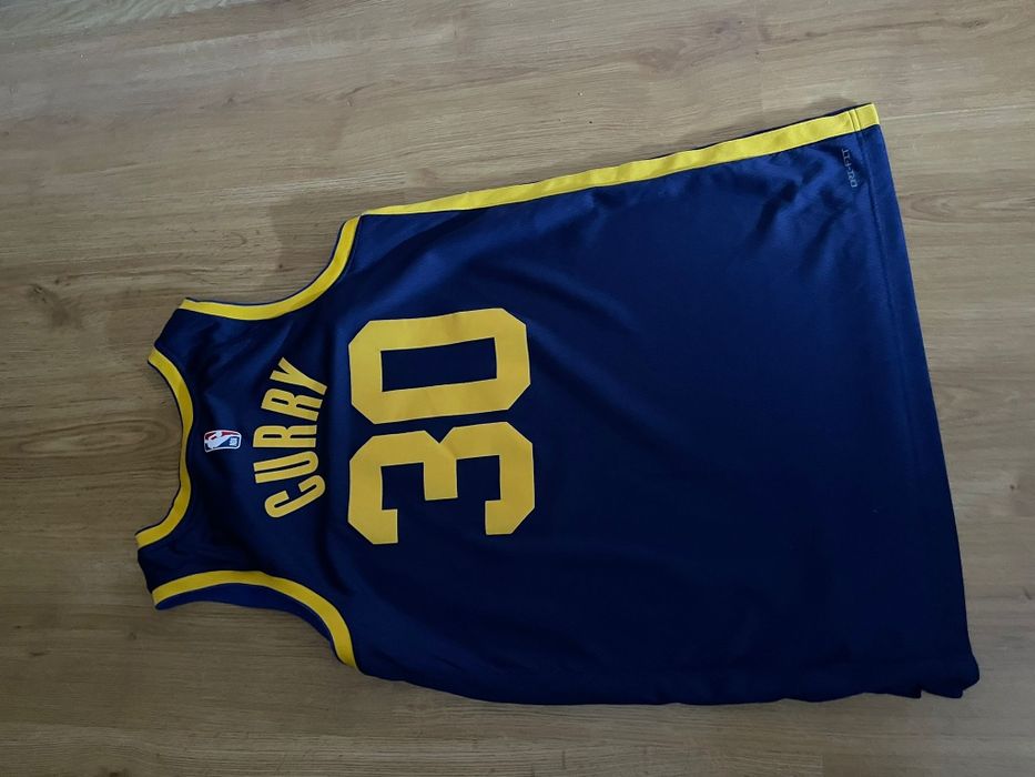 Vand tricou Jordan. Marinea M , in stare buna