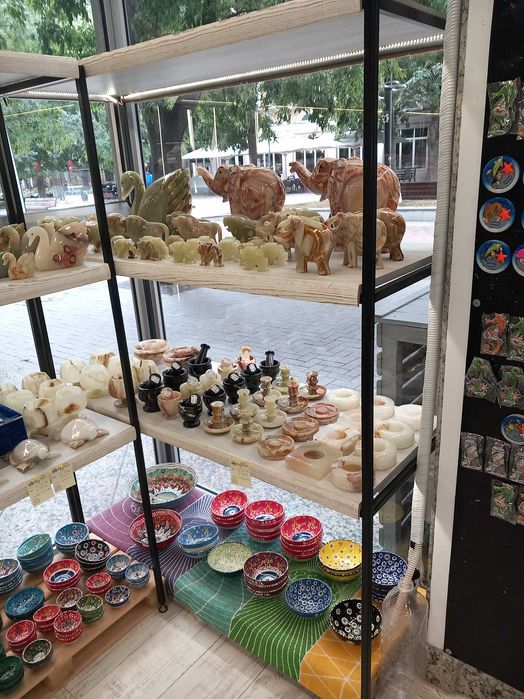 Оборудване за магазин - стелажи, витрина