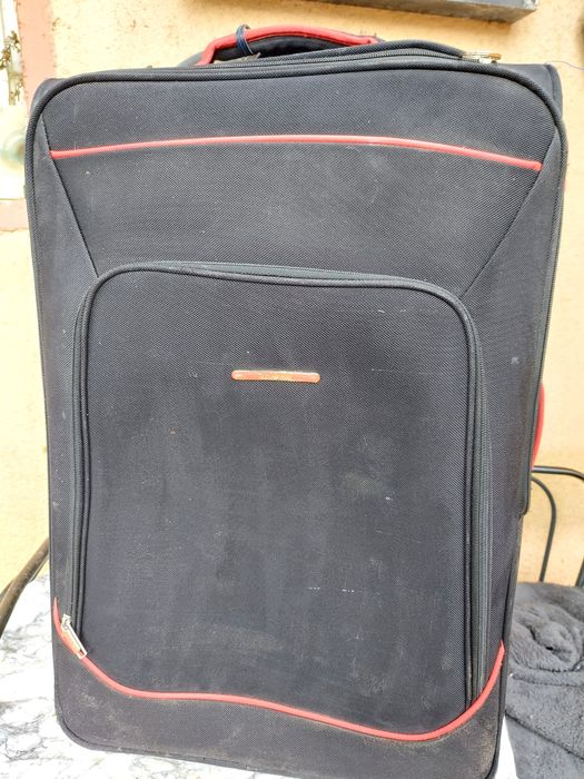 Vând trei geamantane (trolere))