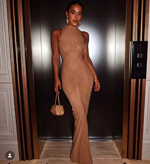 Официална дълга рокля без ръкави в карамелен цвят