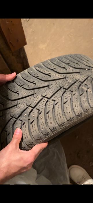 Продам зимнюю шипованную резину 215/55 R17