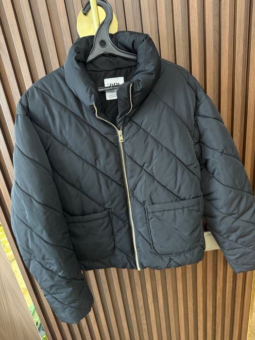 Куртка Zara.Очень легкая и теплая.Для Алматы самое то