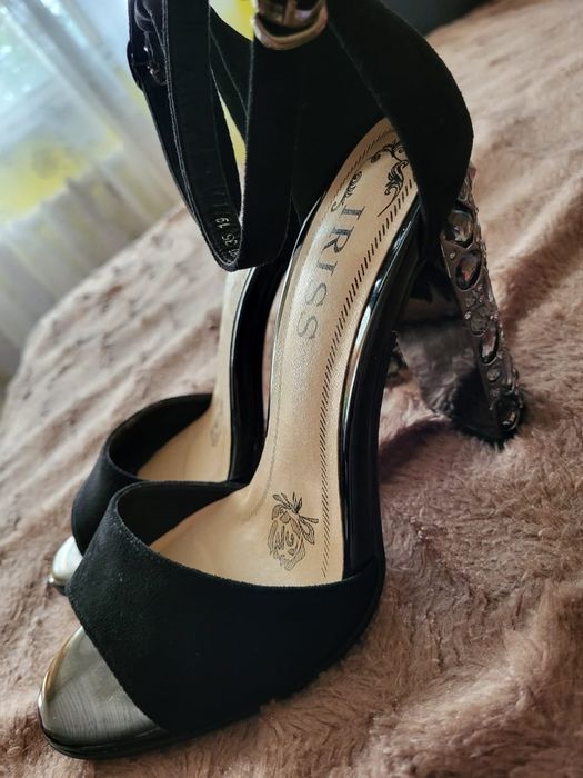 Срочно продам новые туфли