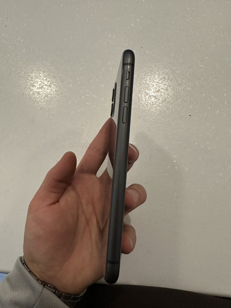 Продам IPhone 11