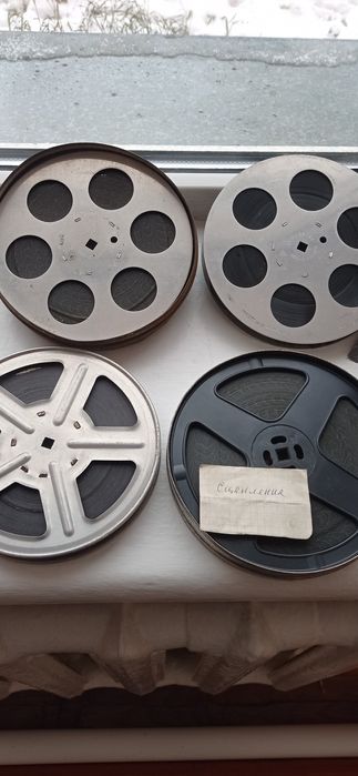Кинопроэкторные катушки с фильмами