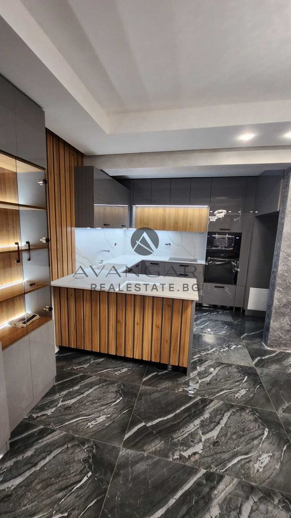 Продава се Четиристаен апартамент в Пловдив, Кючук Париж - 200 кв.м за 3500 €/кв.м - Снимка #2