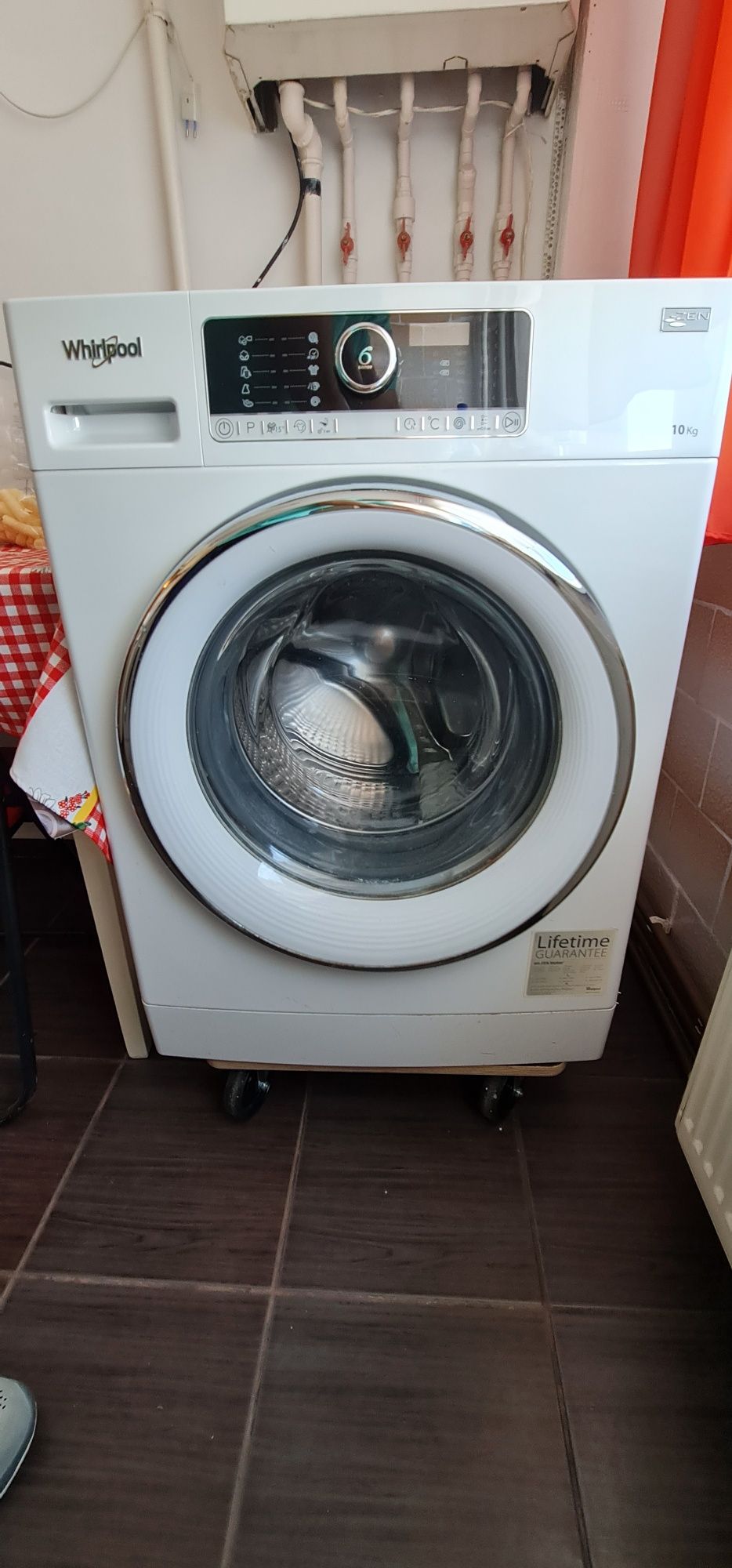 Vând mașină de spălat rufe Whirlpool FSCR 10428, 10kg, centrifugare 14