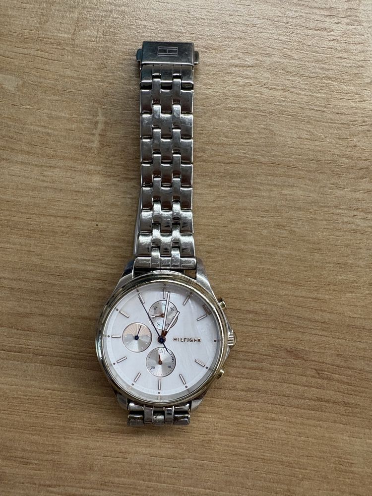 Часовник Tommy Hilfiger със седефен дисплей