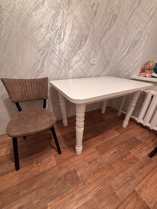 Стол со стульями на кухню