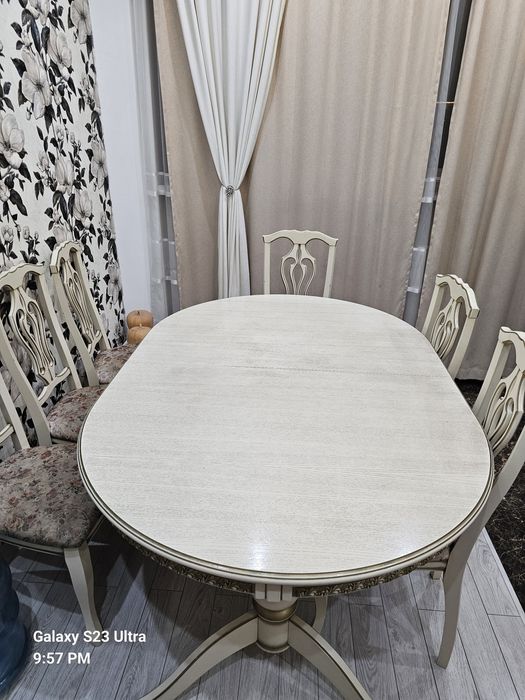 Кухонный стол со стульями.