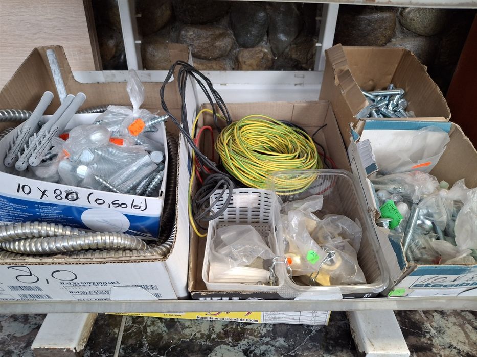 Vând feronerie, șuruburi, piulițe, șaibe, etc