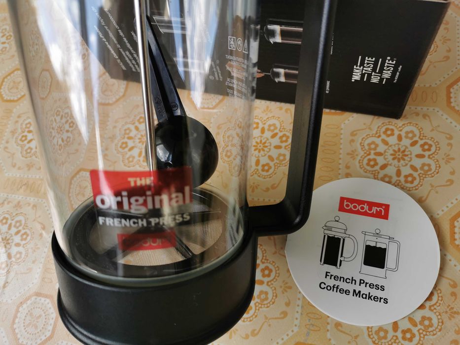Vand cafetiera cu piston marca Bodum, 1l, noua,pret 150 lei!