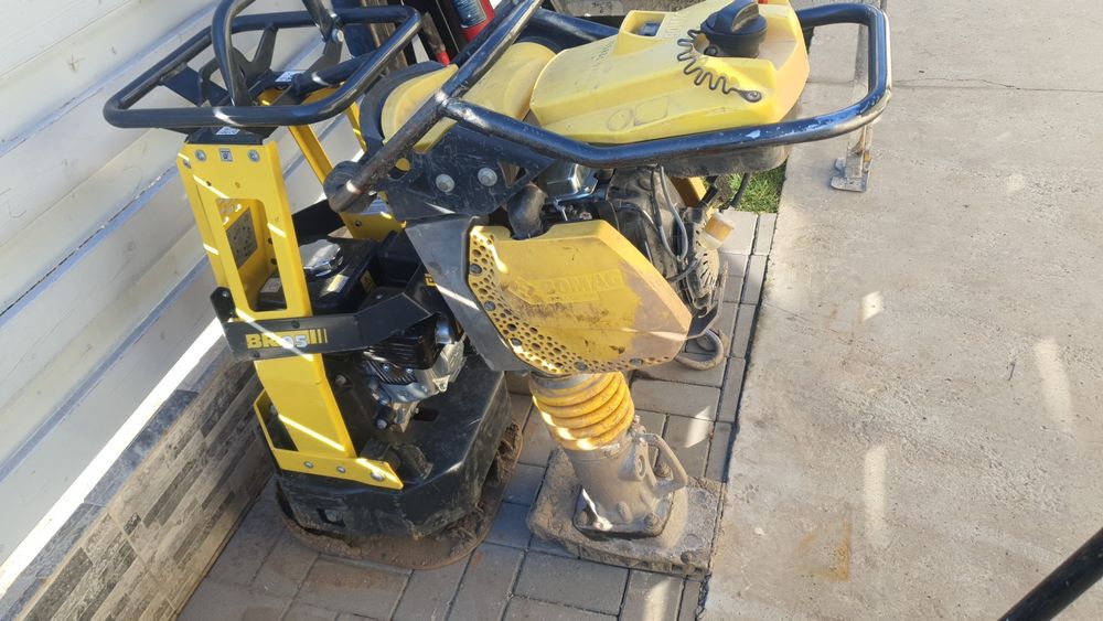 Inchiriez compactor, mai pamant, cangur