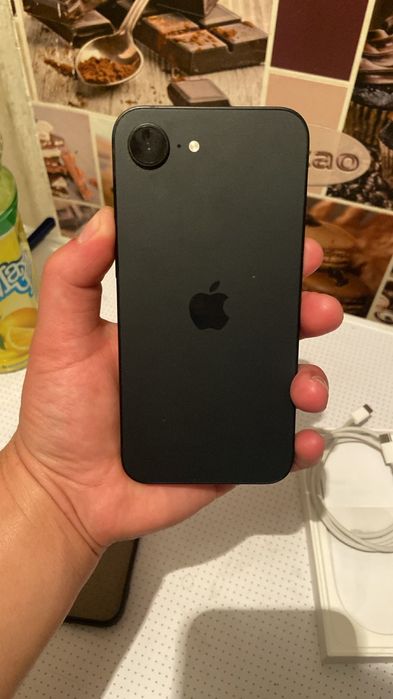 iPhone 16e 128GB — как новый, всё работает