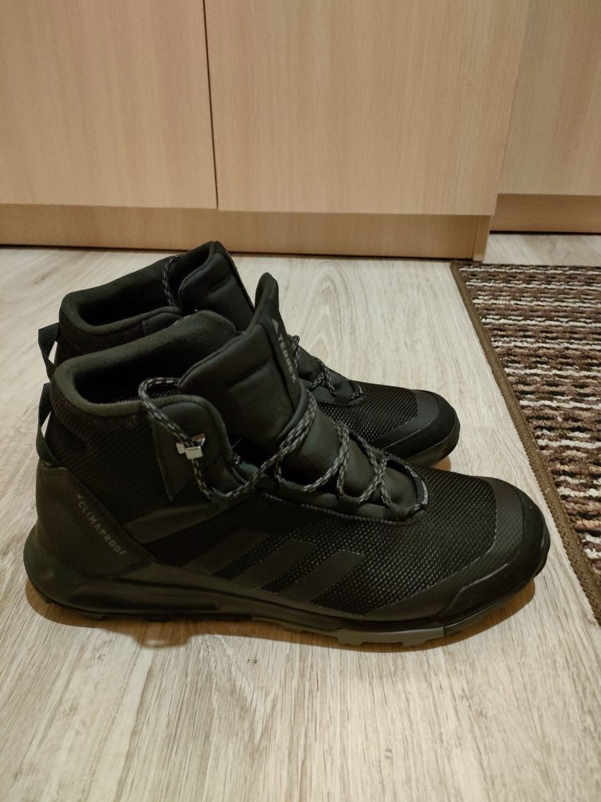 Продам зимние мужские ботинки Adidas размер 43