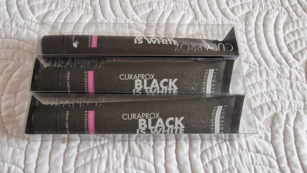 Pasta de dinti Curaprox Black is White, carbune activ, efect albire