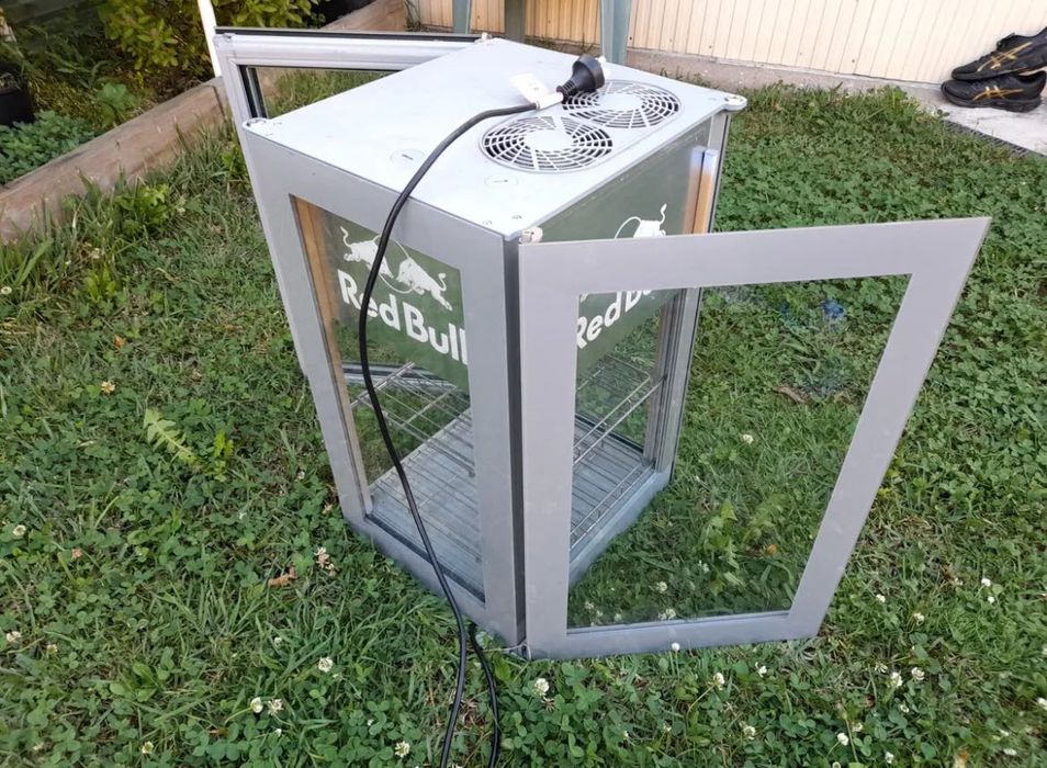 Нова в кашон 360 градуса витрина Red Bull Ред Бул