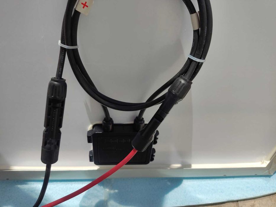 Малка соларна система 100W с контролер и 14 метра Соларни кабели