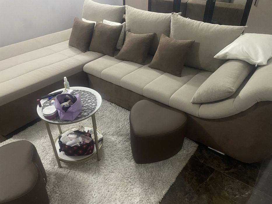 Canapea extensibil , materiale catifea culoare crem , deschis