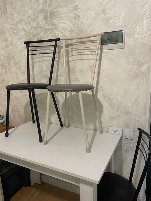 Стол со стульями