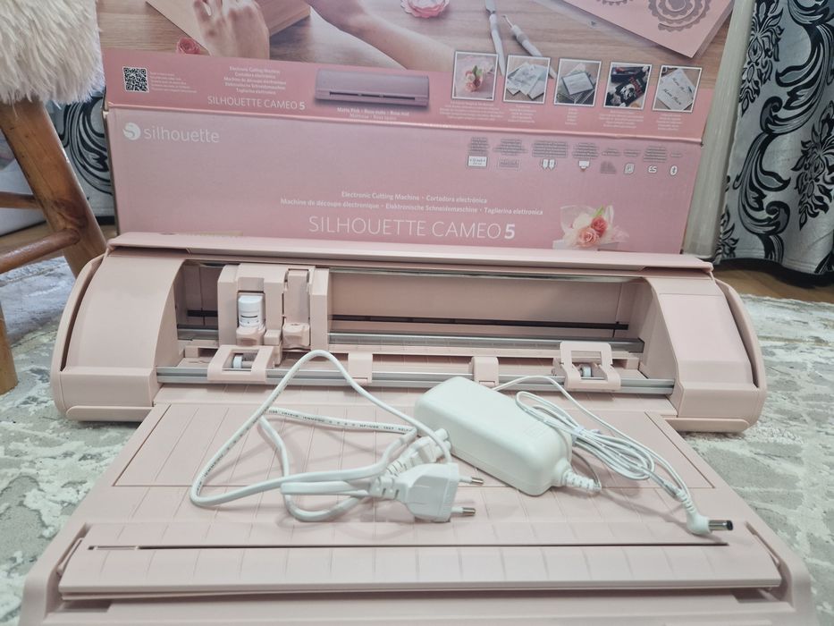 Vând Silhouette Cameo roz 5