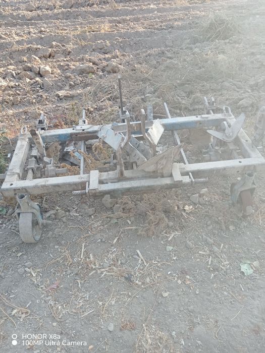 Traktor 28 sotiladi  chizil ham sotiladi alohida alohida sotiladi
